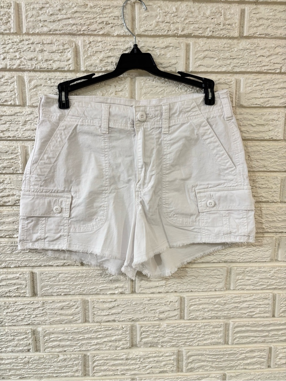 American Eagle White Stretch '90s Boyfriend Cargo Short w/ Pockets size 2